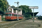 Wenige Tage bevor der Personenverkehr auf der 23 km langen Nebenbahn Bodenburg - Bad Gandersheim auf die Straße verlagert wurde (27.09.1975), verlässt diese 795/995-Einheit den Bahnhof Bad Gandersheim. (23.09.1975) <i>Foto: Dieter Junker</i>