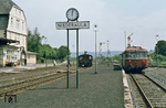 In Niederaula verzweigten sich die Strecken nach Alsfeld (Oberhess) und Treysa. Eine 798/998 verlässt den Bahnhof in Richtung Bad Hersfeld. (25.05.1974) <i>Foto: Dieter Junker</i>