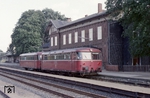 Eine 798-Einheit ist im Bahnhof Wulfsen auf der Strecke Buchholz - Lüneburg eingetroffen. Der Bahnhof ist heute nicht mehr existent. (27.08.1981) <i>Foto: Benno Wiesmüller</i>