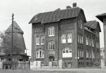 Das imposante Übernachtungsgebäude des Bw Lehrte stand neben einem Relikt des Zweiten Weltkriegs. (05.1976) <i>Foto: Benno Wiesmüller</i>