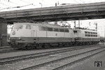 Vorserienlok 103 004 mit einer unbekannten Serienschwesterlok als Lz 87920 im Bahnhof Hamburg-Wilhelmsburg. (18.12.1975) <i>Foto: Benno Wiesmüller</i>