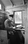 Der Fahrladeschaffner bei der Überprüfung der Zugpapiere. (1938) <i>Foto: Walter Hollnagel</i>