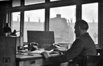 Blick durch die rußgeschwärzten Fenster der Lokleitung des Bw Altona auf die dort beheimatete 03 230, die gerade eine der beiden Doppeldrehscheiben befährt. (11.02.1957) <i>Foto: Walter Hollnagel</i>