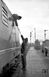 In Zeiten, wo noch kein Zugfunk verfügbar war, schien es doch recht mühselig zu sein, dem Lokführer einen schriftlichen Befehl zu übermitteln. Man hätte aber auch die Tür öffnen können... (22.04.1959) <i>Foto: Walter Hollnagel</i>
