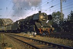 Von der Hohenzollernbrücke kommend trifft 03 221 im Bahnhof Köln-Deutz ein. (11.09.1960) <i>Foto: Will A. Reed</i>