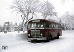 Ein DB-Bus auf der Linie Bad Sachsa - St. Andreasberg - Altenau - Goslar im winterlichen Harz bei Altenau. (02.1951) <i>Foto: Walter Hollnagel</i>