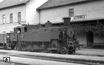 ÖBB 93.1320 (ursprünglich Reihe 378 der Österreichischen Bundesbahn BBÖ) rangiert im Bahnhof Mistelbach Lokalbahnhof. Von dort fuhren früher die Lokalbahnen nach Korneuburg, Hohenau und Gänserndorf. (29.07.1971) <i>Foto: Johannes Glöckner</i>