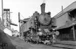 Zur effizienteren Abwicklung des Personenverkehrs auf Nebenbahnen beschaffte die BBÖ von 1927 bis 1931 167 moderne Tenderlokomotiven mit 700 PS und der Achsfolge 1'D1' mit der Höchstgeschwindigkeit von 60 km/h. Ab 1955 wurden 72 Loks, wie hier 93.1369 im Bw Mistelbach mit einem Giesl-Flachejektor mit Siederohrdrosselung ausgestattet, wodurch eine Leistungssteigerung auf 783 PS erzielt werden konnte.  (29.07.1971) <i>Foto: Johannes Glöckner</i>