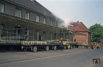 Einer der Kunden der Bremen-Thedinghauser Eisenbahn war in Thedinghausen die ortsansässige Molkereigenossenschaft von 1891, die hier gerade Nachschub angeliefert bekommt. (05.05.1972) <i>Foto: Wächter</i>