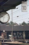 Eine ungewöhnlicher Blick auf den Lokschuppen des Bw Bebra mit 01 529 und einer weiteren Schwesterlok. (06.1969) <i>Foto: Wächter</i>