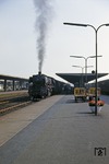 Die in Braunschweig beheimatete 03 114 vor einem Schnellzug im heimatlichen Hauptbahnhof. (31.07.1969) <i>Foto: Wächter</i>