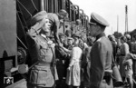 Abschied von Wehrmachtstruppen auf dem Bahnhof Zühlsdorf im Norden von Berlin. (1940) <i>Foto: Schaller</i>