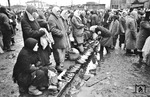Improvisierter Schuhverkauf auf dem Zentralmarkt von Charkow. (04.1943) <i>Foto: Walter Hollnagel</i>