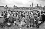 Blick auf das Markttreiben am Zentralmarkt in Charkow. (04.1943) <i>Foto: Walter Hollnagel</i>