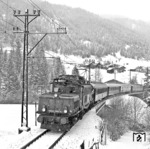 ÖBB 1020.042 (ex E 94 104) mit einem Sonderzug am Arlberg. (16.04.1992) <i>Foto: Frank Lüdecke</i>