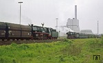 In Duisburg-Wanheim kam es nochmals zu einer Begegnung zweier Dampfzüge mit Gdg 58000 (links mit 044 556) und Gdg 58004 mit 044 215. (20.05.1977) <i>Foto: Wolfgang Bügel</i>