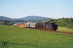 Mit Sonderzug P 1015 rollt 44 404 bei Schneidhain talwärts. (28.05.1977) <i>Foto: Wolfgang Bügel</i>