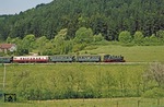 64 289 mit Sonderzug P 509 zwischen Jungingen und Burladingen bei Hausen-Starzeln. (30.05.1977) <i>Foto: Wolfgang Bügel</i>