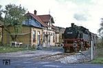 Vor dem schönen Bahnhofsgebäude in Mähringen steht 64 289 mit einem Sonderzug. Die Strecke von Reutlingen nach Gönningen wurde 1985 stillgelegt. (30.05.1977) <i>Foto: Wolfgang Bügel</i>