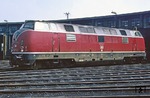 Die Baureihe 221 tauchte ab 1977 auf der Emslandstrecke auf, um die ölgefeuerten Dampfloks der Baureihen 41 (042) und 44 (043) abzulösen. Hier sonnt sich 221 102 im Bw Rheine vor dem nächsten Einsatz. (20.08.1977) <i>Foto: Joachim Bügel</i>