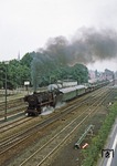 Kurz vor dem Dampfende in Rheine kam 043 321 noch zu Militärzugehren und verlässt hier mit Dgm 93150 den Bahnhof Lingen. (20.08.1977) <i>Foto: Joachim Bügel</i>