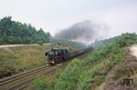 Einer der wenigen planmäßigen Dampfzüge an diesem Samstag im August 1977 war der Gag 57805, der hier mit 043 606 durch den Lathener Einschnitt fährt. (20.08.1977) <i>Foto: Joachim Bügel</i>
