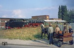 44 1558 begegnet auf der heutigen Museumseisenbahn in Lippborg einem 1-PS-Gespann. (17.09.1977) <i>Foto: Joachim Bügel</i>
