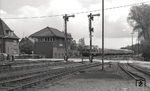 Eine unbekannte 218 fährt mit einem Schnellzug von Hamburg nach Westerland am Fahrdienstleiterwerk "Gs" in den Bahnhof Glückstadt ein. (01.06.1975) <i>Foto: Benno Wiesmüller</i>