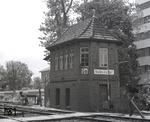 Das mechanische Wärterstellwerk "Gn" aus dem Jahre 1908 im Bahnhof Glückstadt. Das Stellwerk wurde am 01.11.1988 außer Betrieb genommen. (01.06.1975) <i>Foto: Benno Wiesmüller</i>