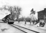 An einem sonnigen, aber kalten Frühlingstag des Jahres 1943 erhält 56 584 vom Bw Kirowograd (Ki) im Bahnhof Marschanowka an der Strecke Snamenka - Dolinskaja den Abfahrauftrag. Die örtliche Aufsichtskraft ist offenkundig ein Einheimischer und war daher auch nicht berechtigt, die Reichsbahnuniform zu tragen. (03.1943) <i>Foto: RVM (Hollnagel)</i>