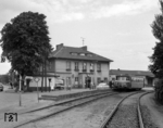 Tw 5 wartet in Tornesch auf Anschlussfahrgäste von der DB-Strecke Hamburg - Neumünster - Kiel. (09.1963) <i>Foto: Reinhard Todt</i>