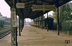 Beim Bau der Badischen Hauptbahn konnte die Stadt Baden-Baden aus topografischen Gründen nicht an die Rheintalbahn angebunden werden. Stattdessen wurde ein Bahnhof in der etwa vier Kilometer entfernt liegenden Gemeinde Oos eingerichtet. Da Baden-Baden im 19. Jahrhundert ein mondänes Weltbad war, hatte der Badische Landtag gleichzeitig mit dem Bau der Badischen Hauptbahn auch den einer Stichstrecke von Oos nach Baden-Baden beschlossen. Die neue Zweigstrecke konnte am 27. Juli 1845 – nur ein Jahr nachdem Oos an das Eisenbahnnetz angebunden worden war – eröffnet werden. Trotz ihrer Bedeutung für die Anbindung Baden-Badens galt die Strecke seit den 1960er-Jahren in den Augen der Baden-Badener Kommunalpolitik als veraltet und lästig. Insbesondere die zahlreichen Bahnübergänge wurden als hinderlich empfunden und daher die Einstellung der Strecke betrieben. Mit Beginn des Winterfahrplans 1977/78 wurde sie stillgelegt; der letzte Zug verkehrte am 24. September 1977. (22.09.1977) <i>Foto: Dieter Junker</i>