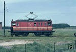 Lok E 22 der Extertalbahn wurde im Jahre 1927 als Gütertriebwagen mit einem Gepäck- und Postabteil in Dienst gestellt. Nach einem Unfall 1964 wurde das Stückgutabteil entfernt, die Seitenwände geändert und die Führerstände vergrößert. (29.05.1968) <i>Foto: Dieter Junker</i>