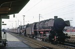 Mit einer leeren 4000t-Erzzuggarnitur fahren 043 085 und eine unbekannte Schwesterlok durch den Bahnhof Rheine. (05.1975) <i>Foto: Will A. Reed</i>