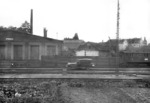 In rascher Fahrt huscht ein Schienenauto der Bahnmeisterei in Hersfeld (seit 1955 Bad Hersfeld) an den Anlagen des Lokbahnhofs vorbei, der bis zu seiner Auflösung 1951 dem Bw Bebra angegliedert war. (1930) <i>Foto: Eisenhuth</i>