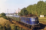118 012 mit einem Schnellzug aus DR-Wagen in Erlangen. (01.10.1983) <i>Foto: Will A. Reed</i>