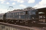 118 032 wurde am 20.12.1937 vom Hersteller AEG an die Deutsche Reichsbahn übergeben. Fast genau nach 45 Betriebsjahren wurde sie am 29.12.1982 z-gestellt. Im Sommer 1973 wurde sie vor einem Nahverkehrszug in Lichtenfels angetroffen. (05.1973) <i>Foto: Will A. Reed</i>