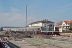 Im Gegensatz zu mach anderen Baureihen wie der 220/221 stand der Baureihe 212 das Ende der 1970er Jahre eingeführte türkis/beige Farbkleid recht gut. 212 136 fährt mit ihrem Zug aus Sinsheim aus. (26.10.1990) <i>Foto: Will A. Reed</i>