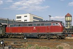 216 059 trug noch ihr originales purpurrotes Farbkleid (RAL 3004) als sie in Emden Hbf fotografiert wurde. (16.05.1974) <i>Foto: Will A. Reed</i>