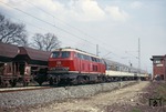 216 081 passiert vor einem DC auf "falschem Gleis" die Blockstelle Bentlage nahe Rheine. (05.1975) <i>Foto: Will A. Reed</i>