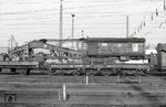 Ein 25 t-Ardelt-Brückenbaukran (Eberswalde, Baujahr 1930), verladen auf dem Kranwagen 30 80 974 020-1, aufgenommen im Rangierbahnhof Hamburg-Wilhelmsburg. (19.04.1975) <i>Foto: Benno Wiesmüller</i>