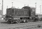 Die Baureihe V 20 (ab 1968: BR 270) entstand ab 1939 als Rangierlok für die deutsche Wehrmacht des Typs WR 200 B 14. Die Typenbezeichnung qualifiziert sie als Regelspurfahrzeug mit 200 PS, Achsfolge B (zwei gekuppelte Antriebsachsen) und einer Achslast von etwa 14 Tonnen. Wie auch die anderen Wehrmachts-Dieselloks wurde sie zunächst nicht in den Bestand der Deutschen Reichsbahn aufgenommen. Insgesamt wurden 129 Lokomotiven bis 1943 gebaut. Nach dem Zweiten Weltkrieg verblieben 23 Fahrzeuge bei der Deutschen Bundesbahn, die dort als Baureihe V 20 001 - 050 (mit Lücken) eingereiht wurden. 1979 wurde die letzte Lok (270 035) ausgemustert. (29.07.1975) <i>Foto: Benno Wiesmüller</i>