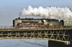 Ein Seitenblick auf die in Dresden beheimatete 01 2069 auf der Marienbrücke. (07.03.1977) <i>Foto: Peter Schiffer</i>