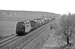 221 135 vom Bw Kempten unterwegs mit einem Güterzug auf der Allgäubahn bei Buchloe. (04.1973) <i>Foto: Frank Lüdecke</i>