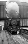 03 121 verlässt mit D 164 (Berlin - Hmb-Altona) den Bahnhof Berlin-Zoologischer Garten. (06.1965) <i>Foto: Horst Deckert</i>