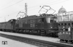 Bis zum Erscheinen der Baureihe E 03 (103) war die E 19 die stärkste und schnellste E-Lok der DB. Sie erreichte eine zulässige Höchstgeschwindigkeit von 180 km/h und war konstruktiv sogar für Geschwindigkeiten bis 225 km/h ausgelegt. Wegen des Ausbruchs des Zweiten Weltkriegs unterblieb eine Serienfertigung und nur vier Maschinen (E 19 01 und 02 von AEG und E 19 11 und 12 von Siemens-Schuckert [SSW]/Henschel) wurden in Dienst gestellt. Nach dem Krieg wurde ihre Geschwindigkeit auf 140 km/h reduziert, da hohe Fahrgeschwindigkeiten zunächst nicht mehr benötigt wurden. In München Hbf ist die mittlerweile in grün/schwarz lackierte E 19 01 eingetroffen. (1952) <i>Foto: Robin Fell</i>