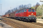 218 237 (Krauss-Maffei, Baujahr 1973) fährt mit einem Güterzug durch den Bahnhof Hersbruck (rechts Pegnitz). (03.05.1986) <i>Foto: Will A. Reed</i>