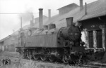 ÖBB 77.253 stammt ursprünglich aus der Serie 77.242–264 der ehemaligen BBÖ-Reihe 629.57–80 (Baujahre 1926/27). Die Ursprünge der Reihe 629 lagen bei den 15 Lokomotiven der Südbahn (629.01–15), die zwischen 1913 und 1915 gebaut wurden. 77.253 wurde am 27.02.1975 ausgemustert. Bei der Aufnahme in Mistelbach hatte die Lok ihre besten Zeiten auch schon hinter sich. (29.07.1971) <i>Foto: Johannes Glöckner</i>