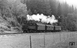 Die Lokalbahn Mürzzuschlag–Neuberg war bis 1972 letztes Refugium der Dampflokomotiven der ÖBB-Reihe 91. Die betriebsfähig erhalten gebliebene Museumslokomotive 91.107 ist im Eisenbahnmuseum Schwechat beheimatet und ist hier im Pendelverkehr auf der Lokalbahnstrecke von Mürzzuschlag nach Neuberg unterwegs. (30.07.1971) <i>Foto: Johannes Glöckner</i>