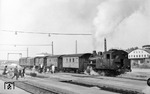 Lok 5 (Hersteller: J.A. Maffei) wurde am 05. August 1927 mit dem Namen "Deggendorf" als Lok 5 von der Regentalbahn (RAG) in Dienst gestellt. Sie gehörte zu den letzten Dampfloks, die von Maffei für eine Privatbahn gebaut wurden und wurde 1974 abgestellt. Hier stellt sie einen Personenzug im Bahnhof Deggendorf bereit. (02.08.1971) <i>Foto: Johannes Glöckner</i>